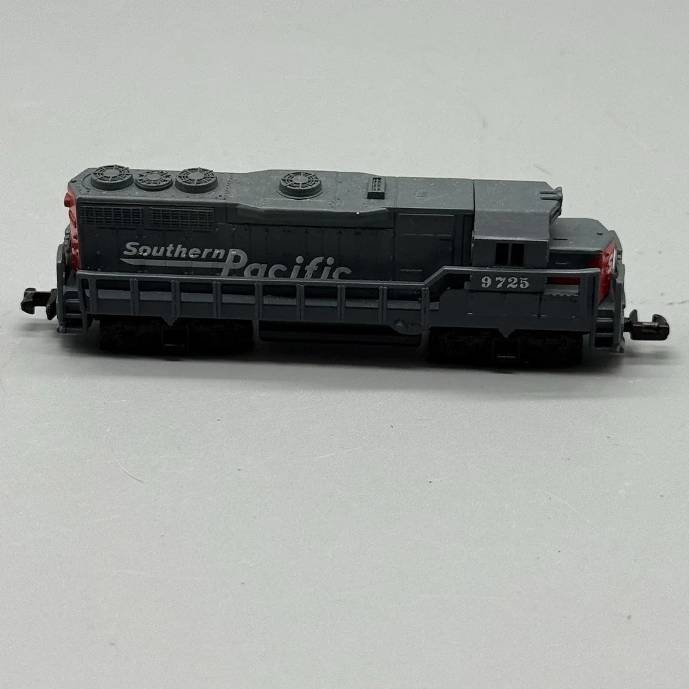 N Scale Southern Pacific Diesel Locomotive #9725 DC Analog 2-Rail B-B Gray Untes